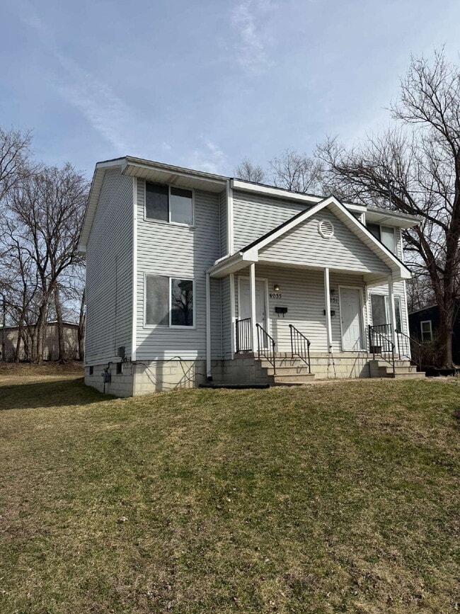 Building Photo - Newly renovated 2-bedroom 1.5 bath townhouse Near Merle Hay Mall!
