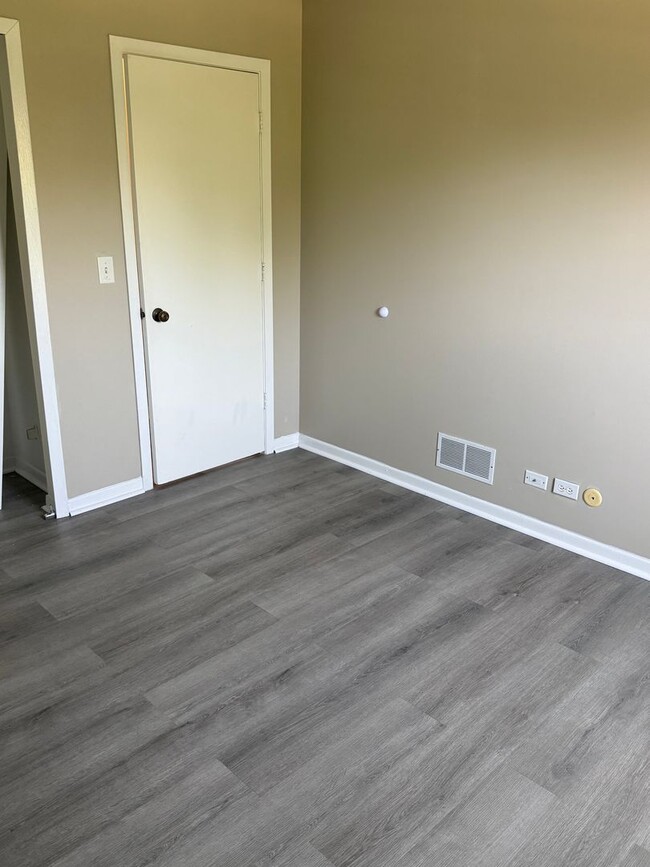 Building Photo - Recently Renovated 2 Bed 1 Bath in Naperville, Ready Now!
