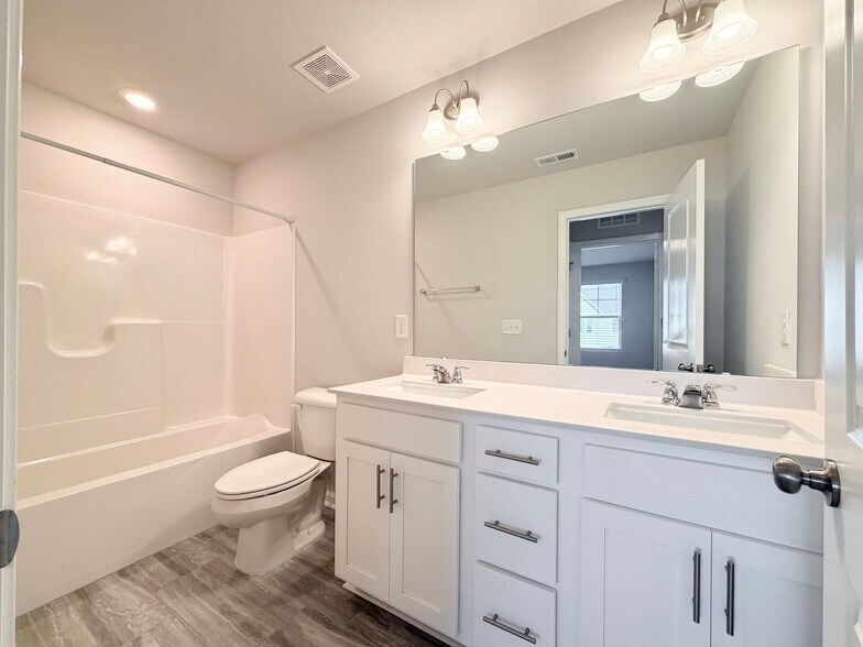 Building Photo - 400 Hazy Hills Ln