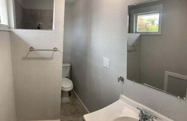 upstairs bathroom - 200 W Caroline St