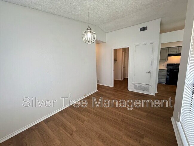 Building Photo - 6845 S Creek Dr