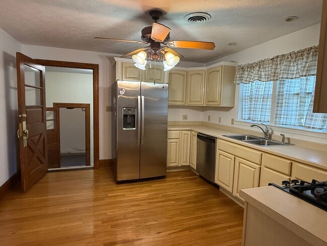 Building Photo - One Level Home! 3or 4 bedroom 1 bath with extra-large den, garage and extra storage on almost an ...