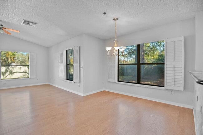 Building Photo - Spacious 3 Bedroom 2 Bath Condo in Gated Community of La Vita