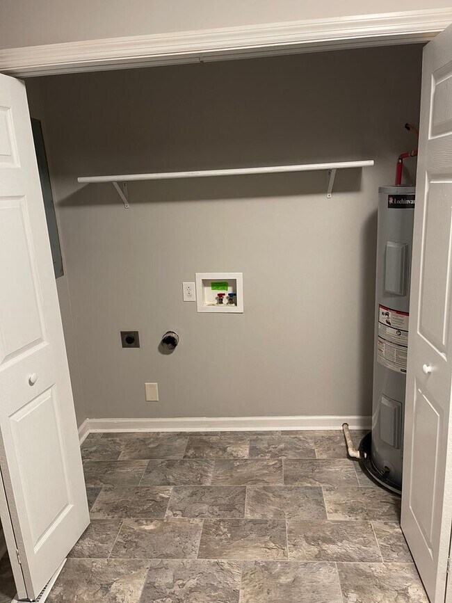 Building Photo - Renovated 2 bedroom home for rent Near Downtown Clarksville!