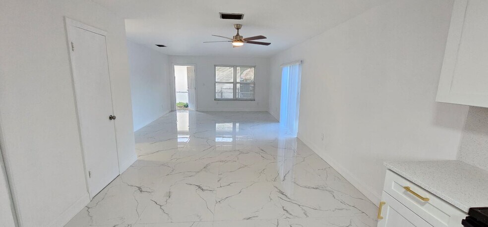 Building Photo - 133 SE 2nd Ave