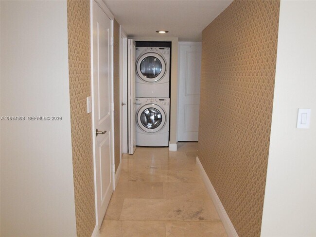 Building Photo - 1901 Brickell Ave