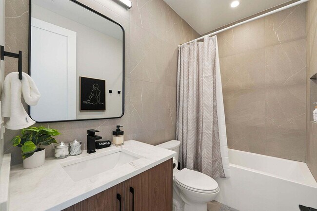 Building Photo - 2344 W Polk St