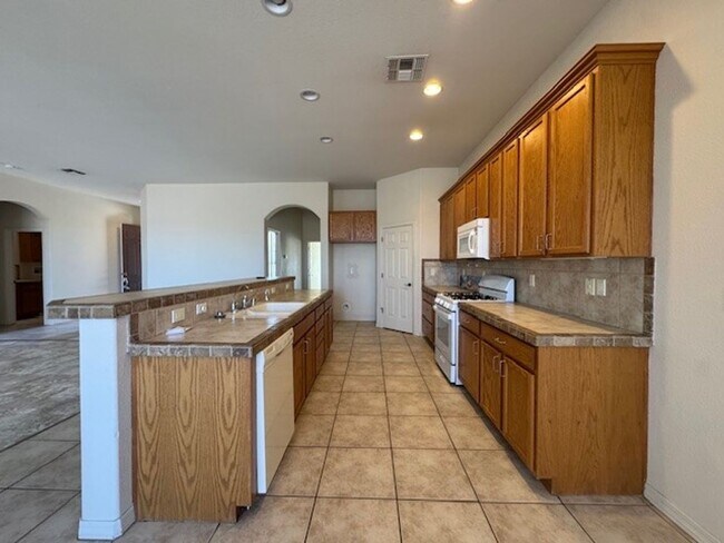 Building Photo - 3 Bedroom Exec Home Bullhead Parkway close...