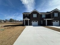 Building Photo - Beautiful 3 Bed 2.5 Bath Townhouse Near The Heart Of Shelbyville