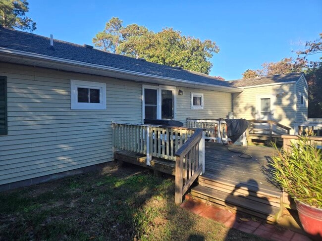 Building Photo - 121 Shore Dr