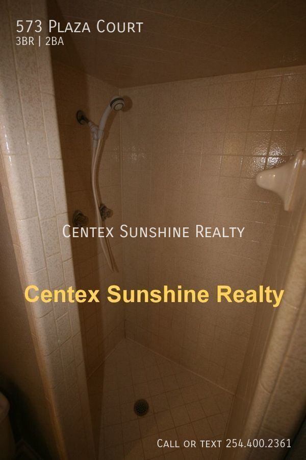 Building Photo - 573 Plaza Ct