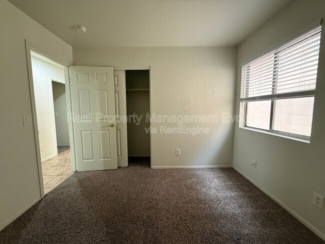 Building Photo - 1225 W Shumway Farm Rd
