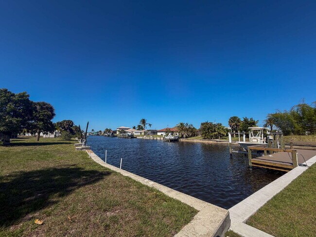 Building Photo - "Spacious 3-Bed Sanctuary with 3.5 Baths in Charming Port Charlotte!"