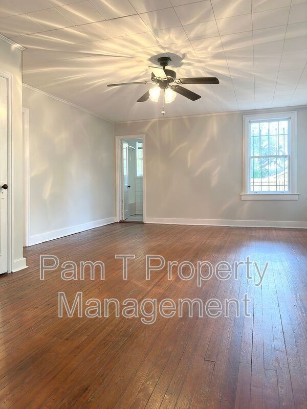 Building Photo - 1112 E Victory Dr