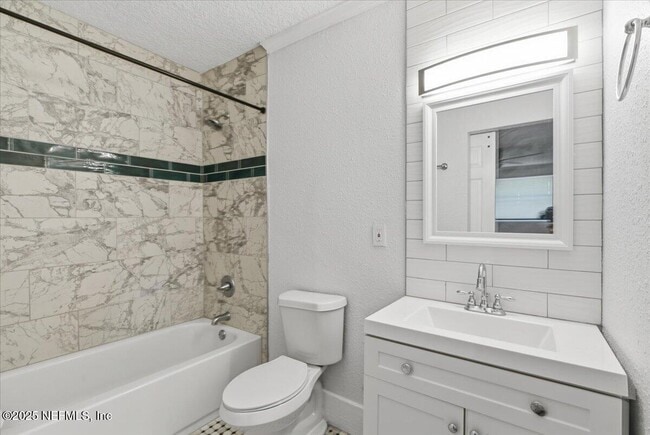 Building Photo - 533 W 18th St