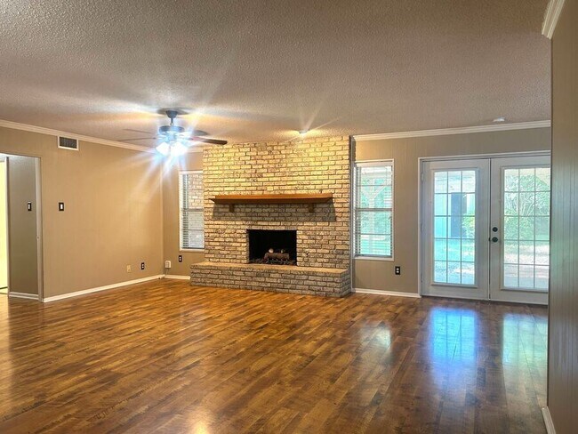 Building Photo - 613 W Redbud Dr