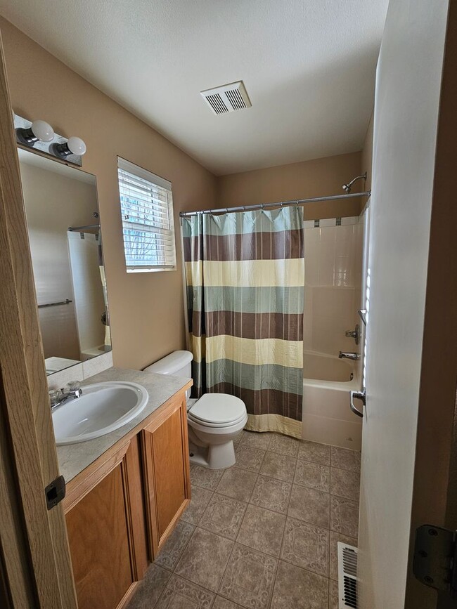 Building Photo - Beautiful 3 bed, 2.5 bath home in Fife