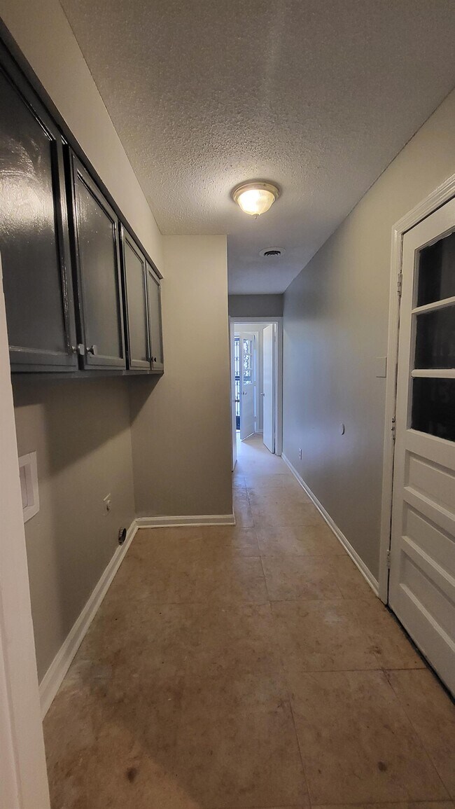 Building Photo - 5195 Wren Cove