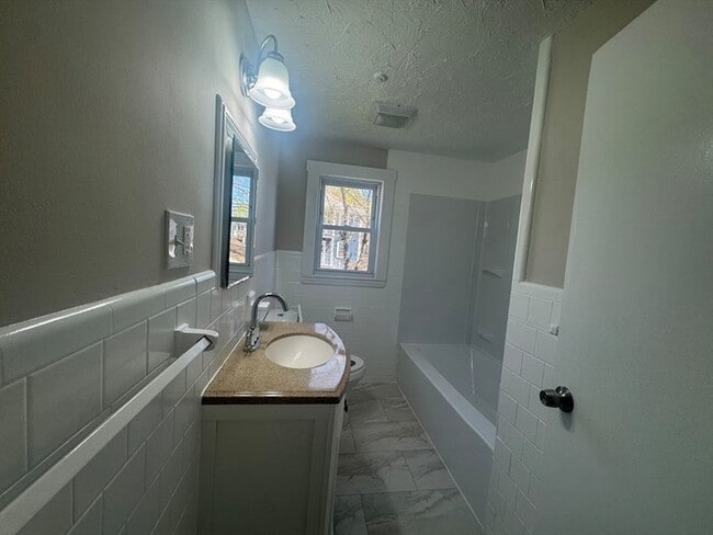 Building Photo - 34 Booth St