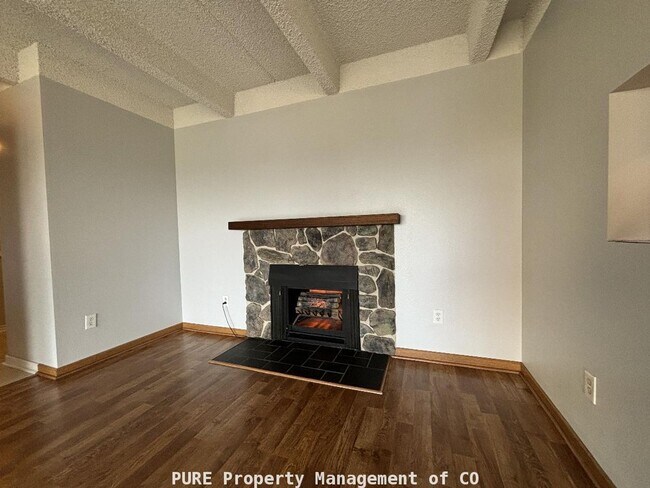 Building Photo - Beautiful 2 bedroom 2 bath condo!  Updated!