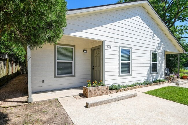 Building Photo - 518 Moore St