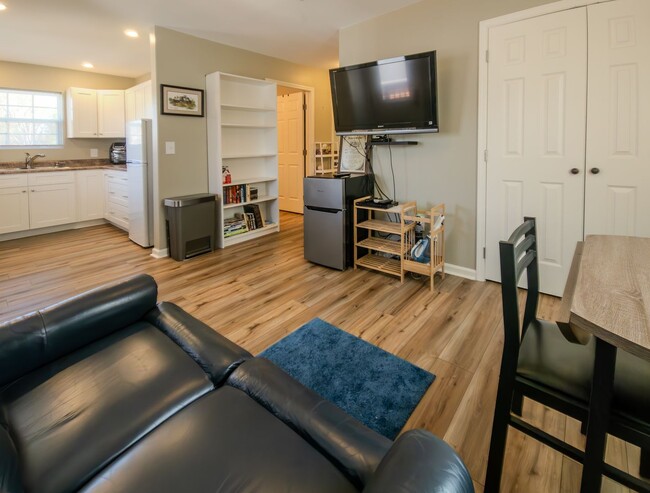 Building Photo - Knoxville 37923 - 2 bedroom 1 bath - call ...