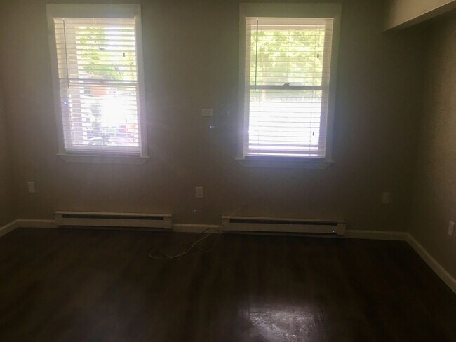 Building Photo - *** Beautiful & Updated Apartment in Mt. Washington * 1 Block to Grandview Ave * Pet Friendly * A...
