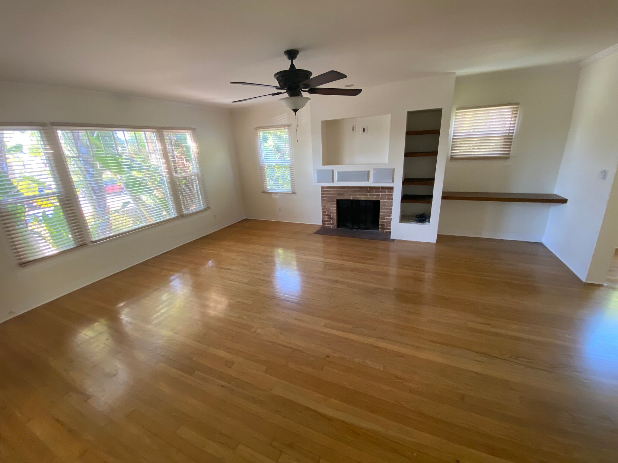 Livingrm2 - 1057 E Main St