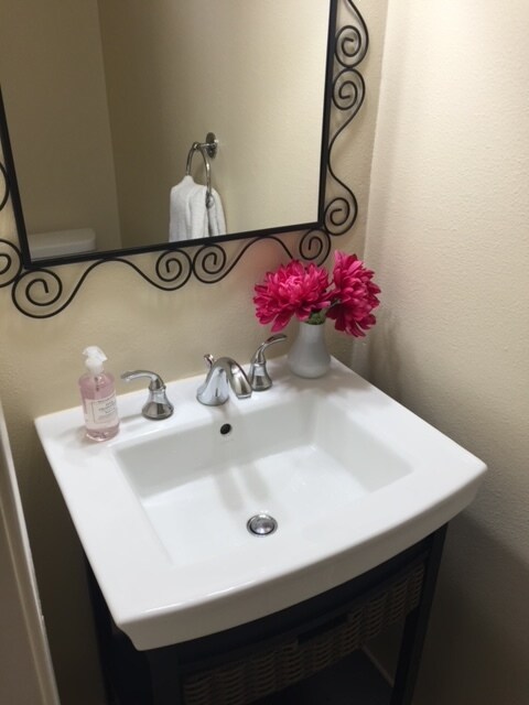 Powder room - 19168 Lahey St