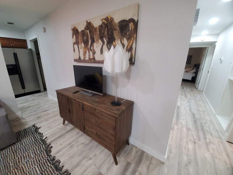 Building Photo - 2501 Parker Ln