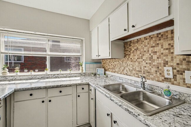 Building Photo - 629 Maple Dr