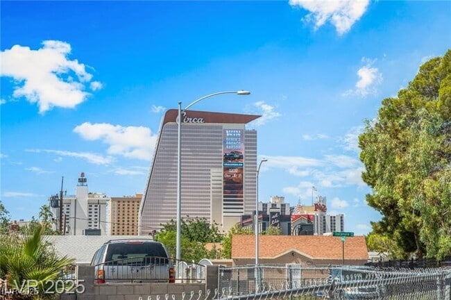 Building Photo - 915 Melrose Dr