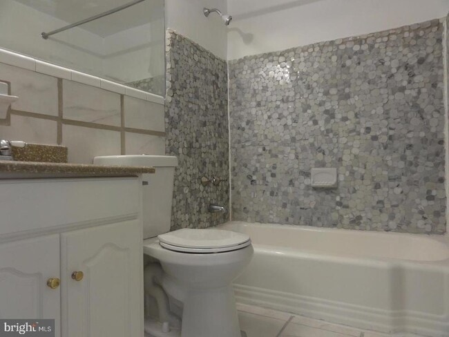 Building Photo - 2101 Chestnut St