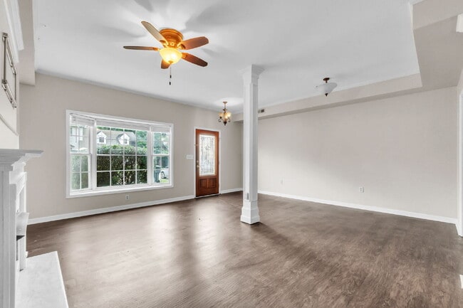 Building Photo - Beautifully Renovated Townhome (2BR/2.5BA)...