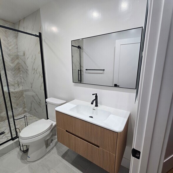 Building Photo - 916 S Sherbourne Dr