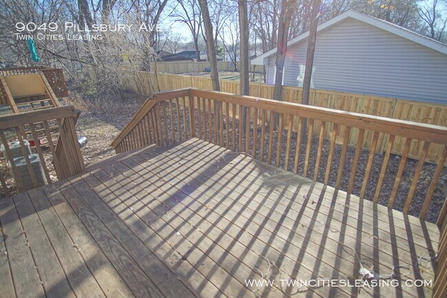 Building Photo - 3 Bedrooms Top Level w/ Full Bath - 2 Car ...