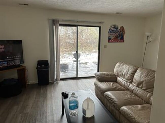 Building Photo - Spacious Townhome Near Campus
