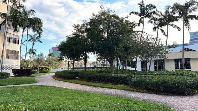 Building Photo - 2500 Parkview Dr