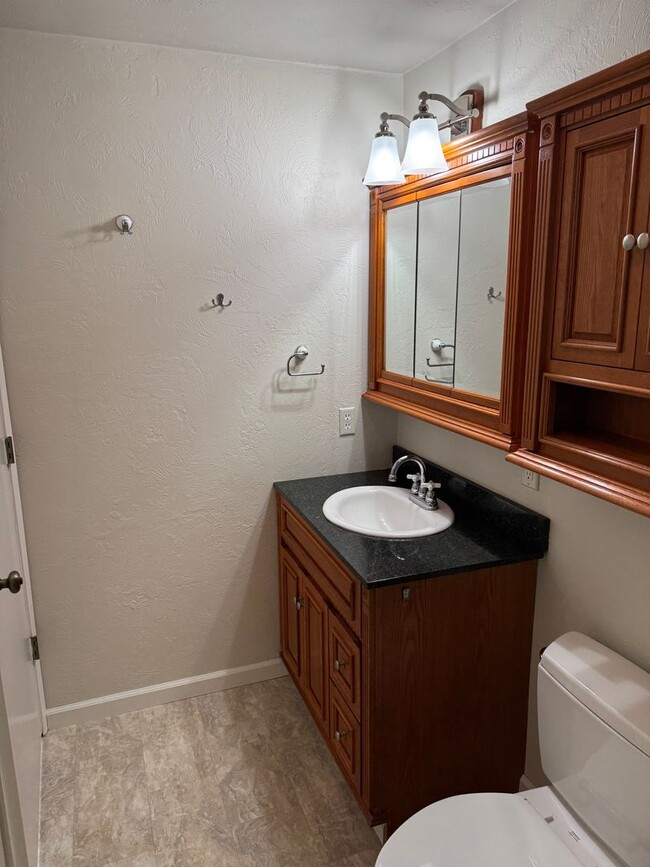 Building Photo - Discover this well-maintained 3-bedroom, 2-bath home in Eugene, OR.