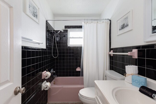 Building Photo - 217 Carol Pl