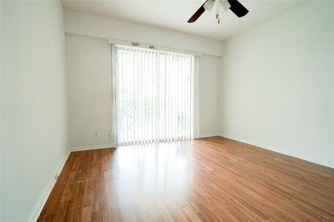 Building Photo - 300 SW 134th Way