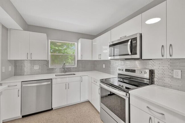 Building Photo - 2190 NE 51st Ct