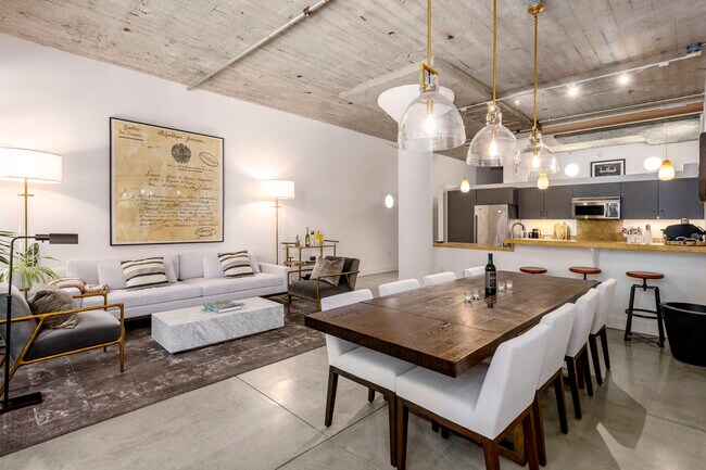 Building Photo - 300 Beale St