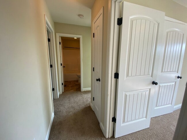 Building Photo - 3 bedroom, 3 bathroom home located in Brus...