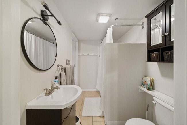 Building Photo - Available NOW! 3 bed + 2 bath bungalow w/ Historic charm in the heart of Durham!