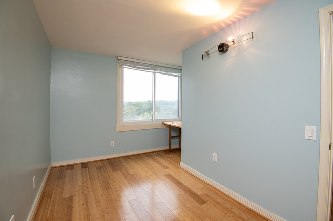 Building Photo - Marvelous 2 Bed Condo in Alexandria Virginia!