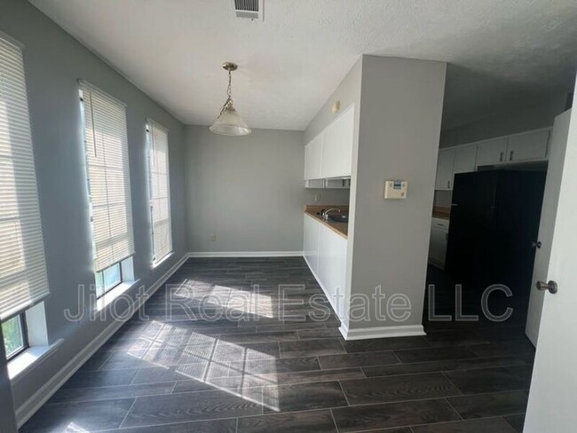 Building Photo - 803 Heritage Oaks Dr