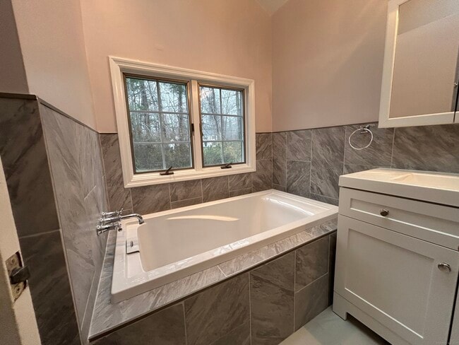 Building Photo - 185 Branchville Rd