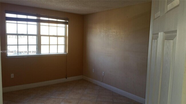 Building Photo - 9725 Fontainebleau Blvd