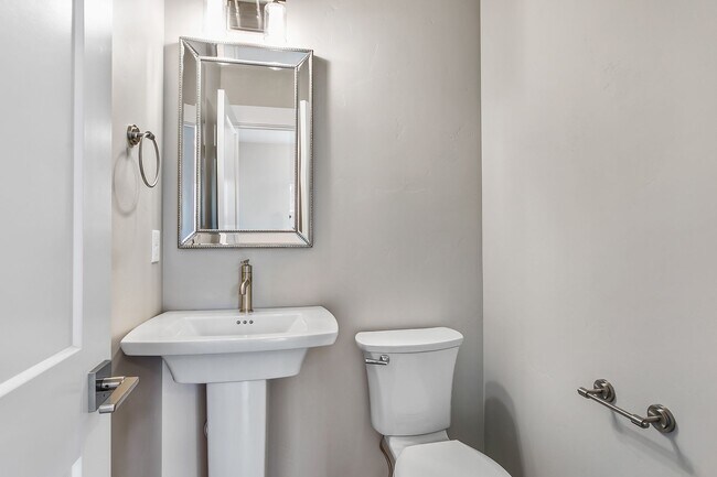 Building Photo - Duplex in Well Located SW Bend